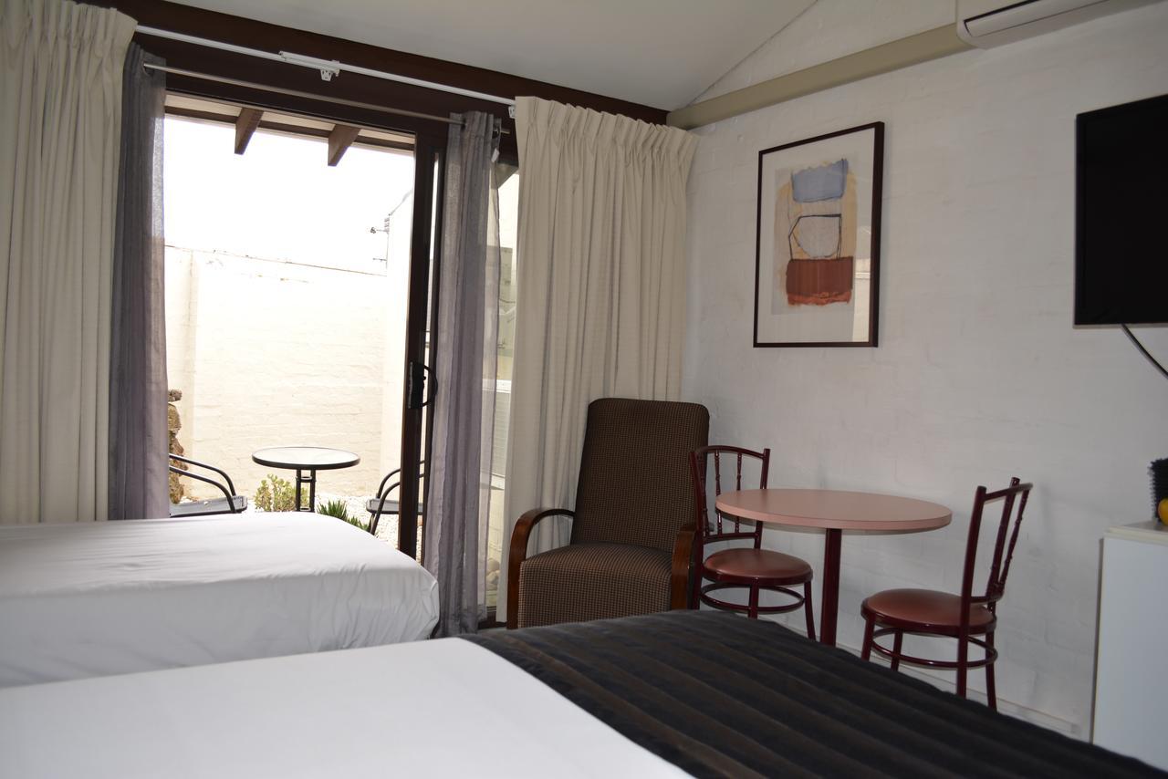 The Apple Motel 4*